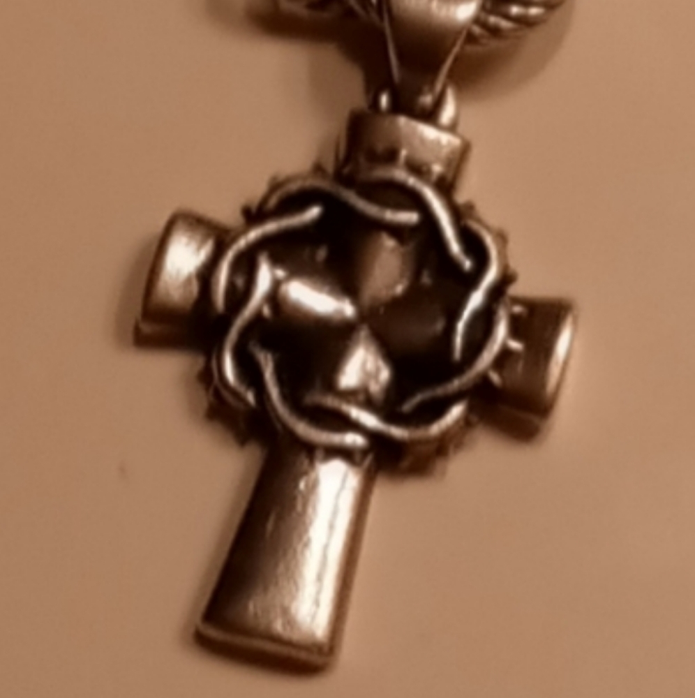 RARE HARD TO FIND.RETIRED AND SCARCE..James Avery Crown of thorns.Comes with box
